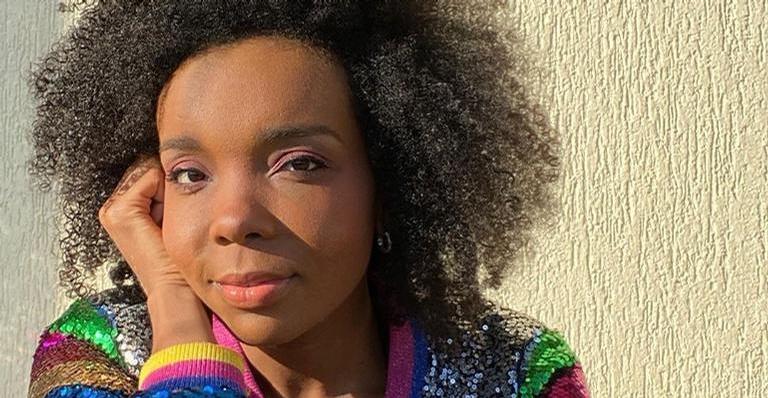 Ex-BBB Thelma Assis sofre acidente no palco do ‘Criança Esperança’ e tranquiliza fãs: ”Estou bem”