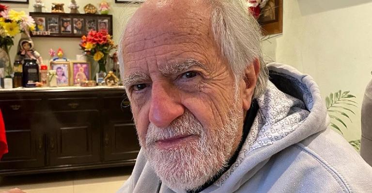 Ary Fontoura posa na frente de asas e aconselha: ”Mesmo se for voar, use máscara”