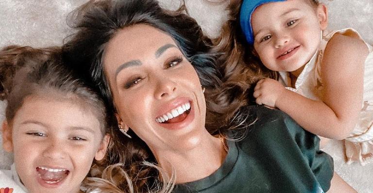 Bella Falconi flagra Stella mandando Vicky fazer poses e brinca: ”Fotógrafa estrelinha”