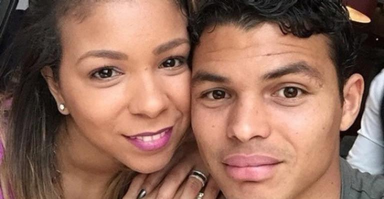 Belle Silva posa de biquíni e Thiago Silva se declara: ”Uma sereia”