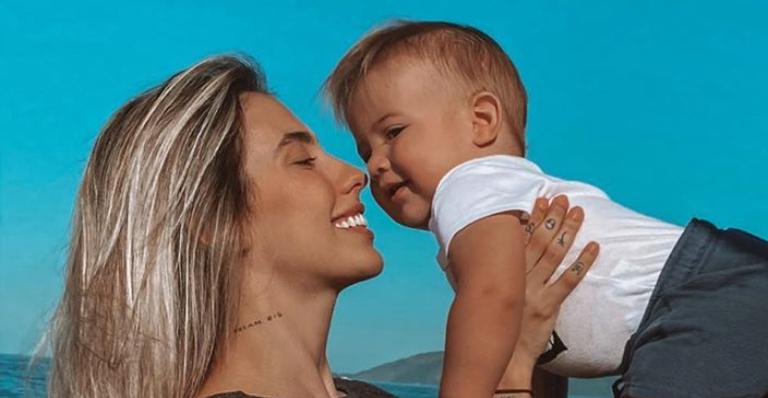 Filho de Gabi Brandt aprende a identificar cores e explode o fofurômetro na web