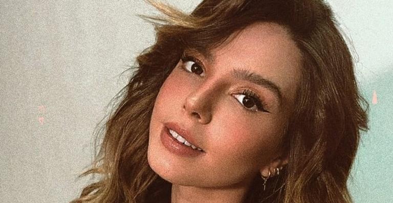 De volta no Rio, Giovanna Lancellotti arranca suspiros ao posar de top ao redor de caixas de mudança