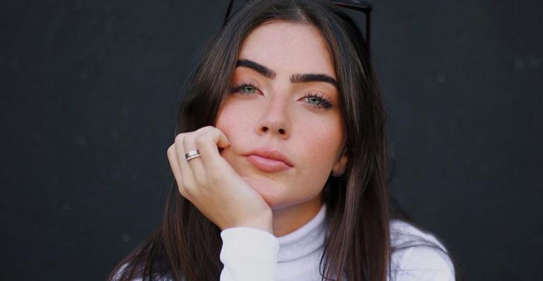 Jade Picon arrasa ao apostar em conjunto estampado com margaridas: ”Quantas flores você vê?”