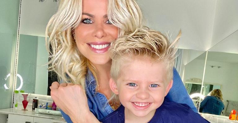 Karina Bacchi se diverte ao lado do filho, Enrico, e encanta web