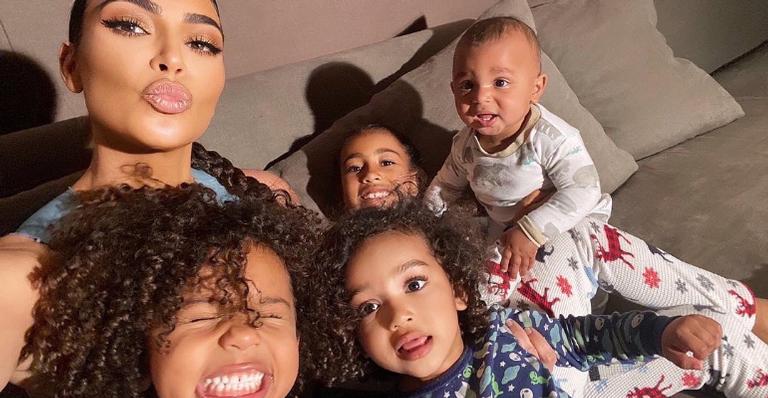Kim Kardashian baba por sua linda família: ”Como tive tanta sorte?”
