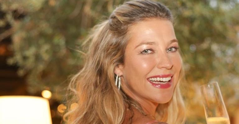 Luana Piovani curte banho de sol na laje e coleciona elogios: ”Dona da beleza”