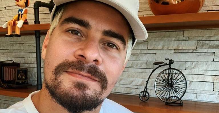 Thiago Martins encanta ao posar com a cachorrinha de estimação: ”Minha menina”