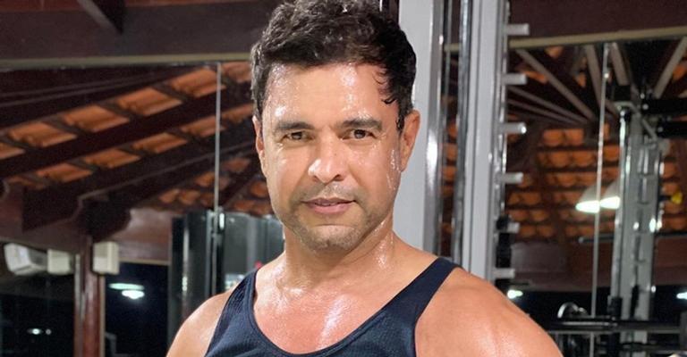 Zezé Di Camargo posta foto na academia após treino e chama atenção: ”Lindo demais”