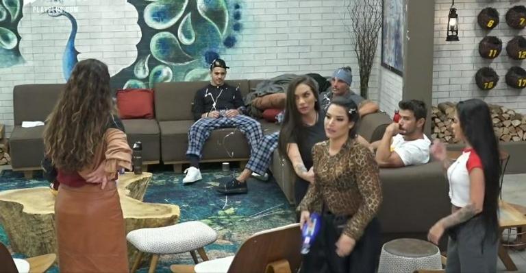 A Fazenda: Na roça, Raissa Barbosa se descontrola e joga creme em Biel, Juliano e Cartolouco