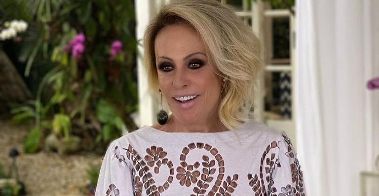 Ana Maria Braga posa toda feliz e aconselha: ”Seja o motivo do sorriso de alguém hoje”