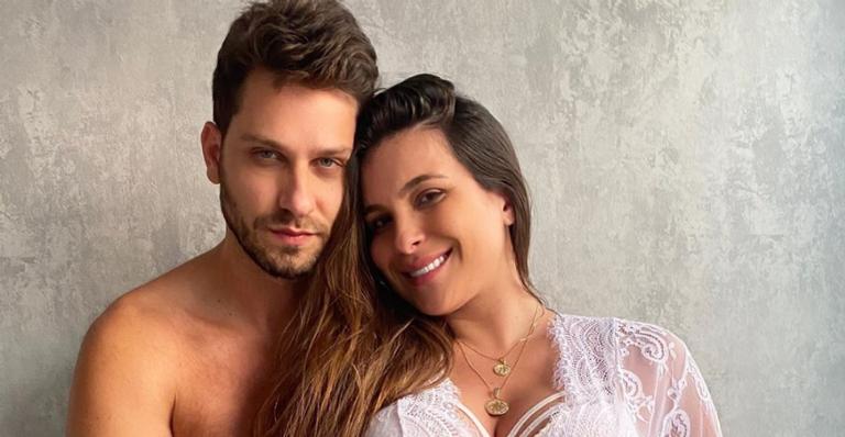 Elieser Ambrosio e Kamilla Salgado deixam a maternidade na companhia do pequeno Bento
