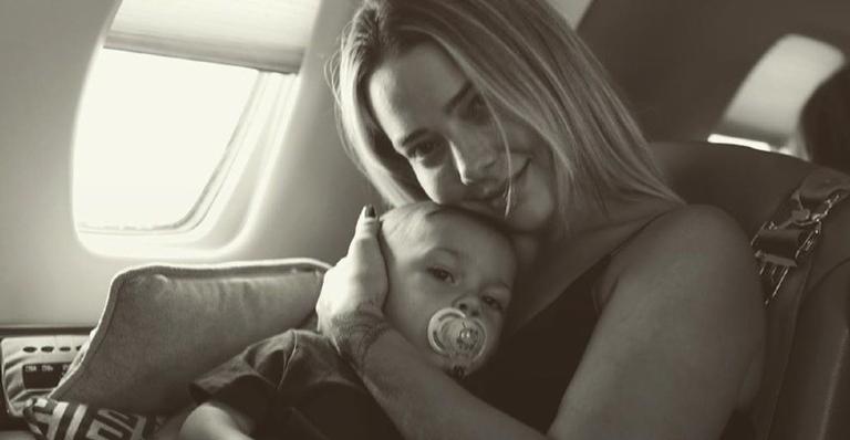 Alerta de fofura! Carol Dantas flagra Valentin só de fralda tentando abrir torneira e derrete a web