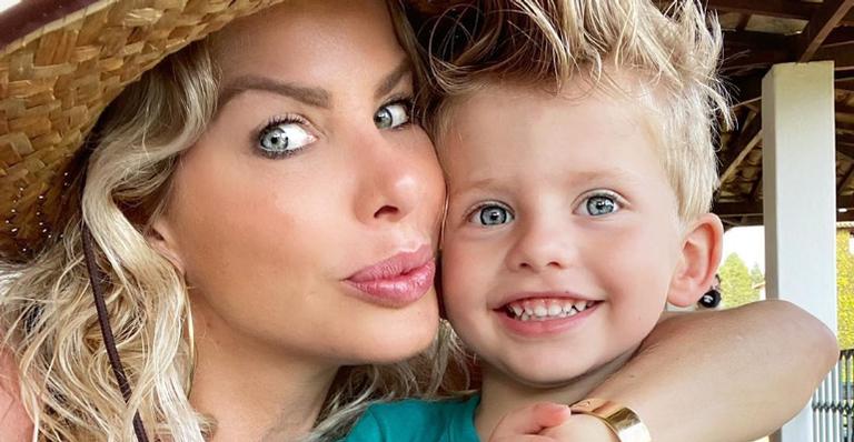 Karina Bacchi aproveita dia com o filho, Enrico, e fãs se derretem: ”Lindos”