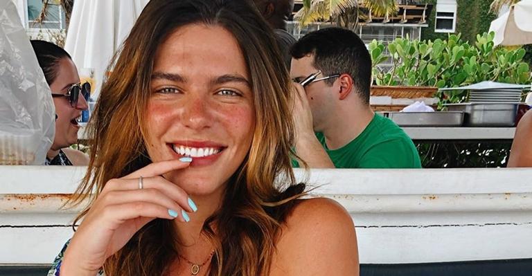 Beleza natural! Mariana Goldfarb posa sem filtro e sem make: ”Que mulher incrível”