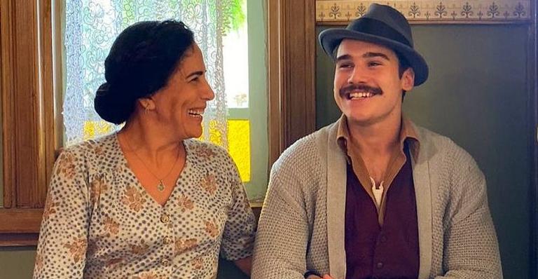 Nicolas Prattes relembra cliques da novela ‘Éramos Seis’: ”Há um ano nós estreávamos”