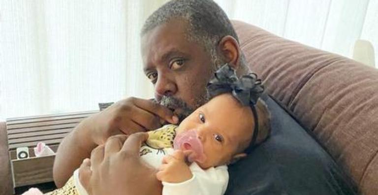 Péricles comemora os 8 meses da filha, Maria Helena e se declara: ”Nossa alegria só aumenta”