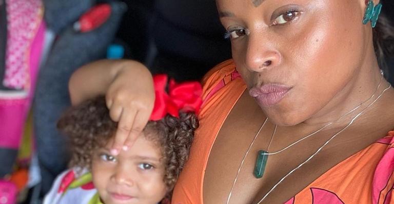 Roberta Rodrigues posa com a filha, Linda Flor, e se declara: ”Minha inspiração diária”