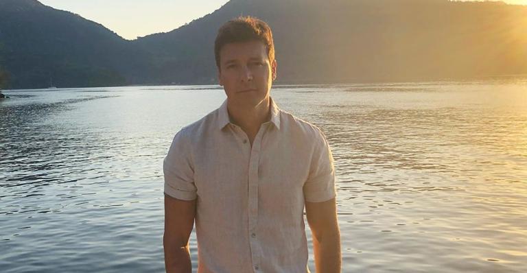 Rodrigo Faro impressiona fãs com entrada de sua mansão: ”Estudar para ter uma porta dessa”