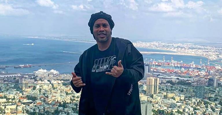 Ao lado da família, Ronaldinho comemora aniversário da mãe, Dona Miguelina Eloi