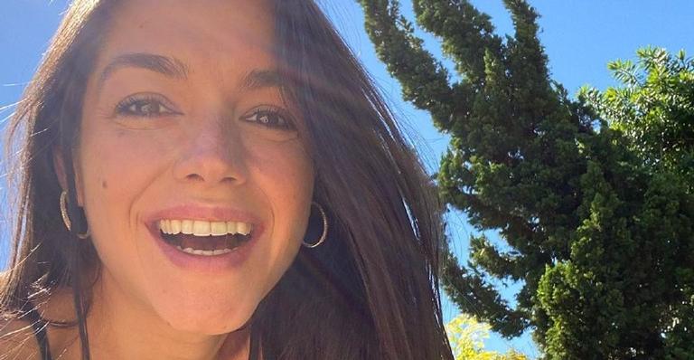 Thais Fersoza posa de maiô decotado e fala sobre dia de praia em família: ”Amo ver eles curtindo”