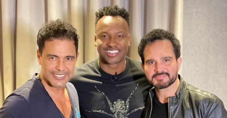 Thiaguinho posa com Zezé Di Camargo e Luciano e deixa fãs curiosos: ”Arriscam palpites?”