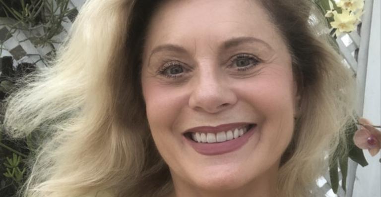 Vera Fischer anima seguidores ao posar durante as gravações de seu mais novo projeto