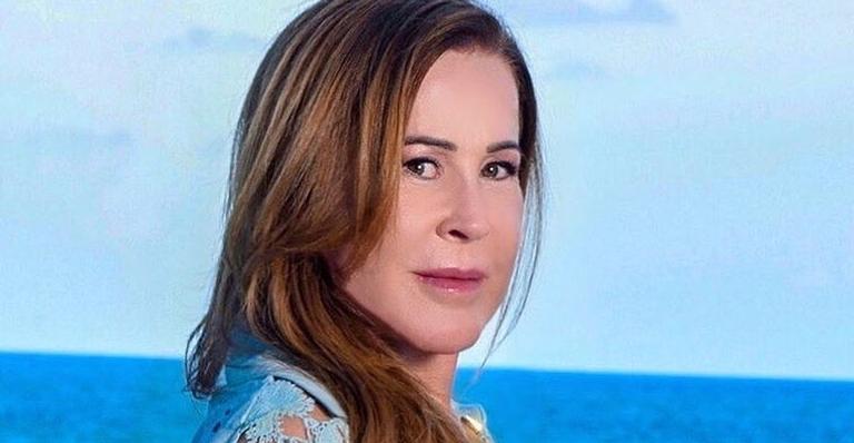 Zilu deixa pernões de fora em look justinho e web baba em boa forma: ”Corpinho de 15 anos”