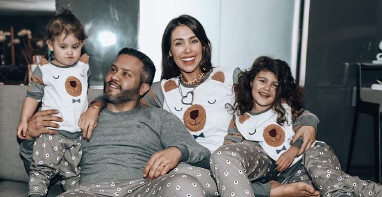 Bella Falconi posa com o marido e as filhas e se declara: ”Muito amor envolvido”