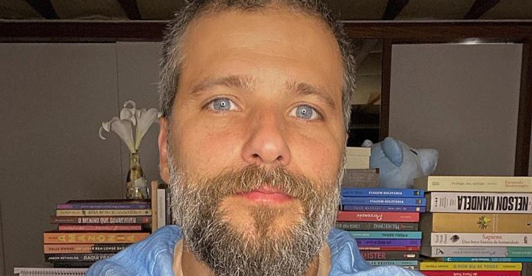 Bruno Gagliasso ganha elogios dos seguidores ao plantar árvore: ”Exemplo”