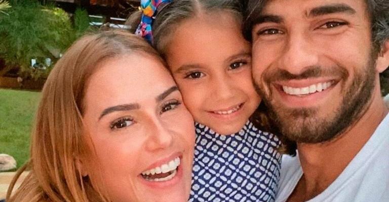 Deborah Secco encanta ao postar fotos ao lado do marido e da filha: ”Meus”