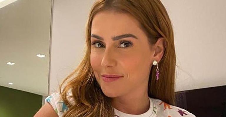 Deborah Secco renova o bronzeado de biquíni e ostenta abdômen trincadíssimo