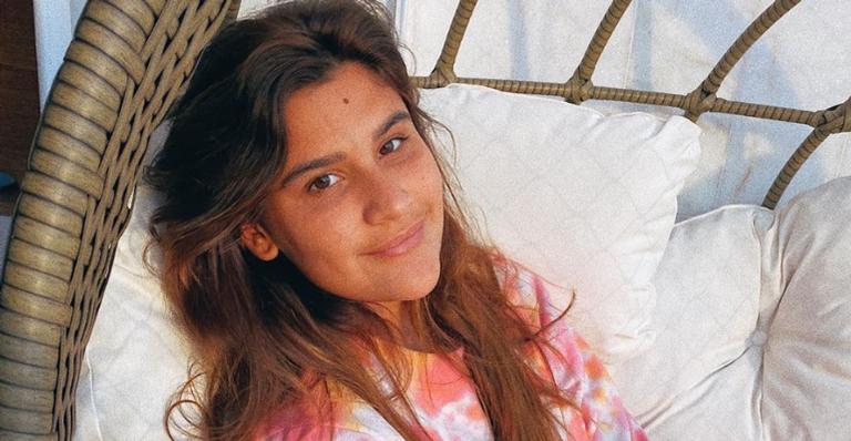 Giulia Costa compartilha registros deslumbrantes ao curtir banho de cachoeira: ”Com a natureza”