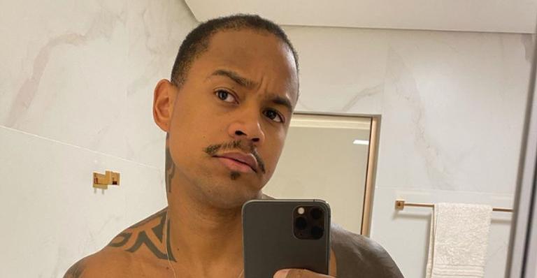 Léo Santana impressiona fãs ao relembrar fotos antigas: ”Da água para o vinho”