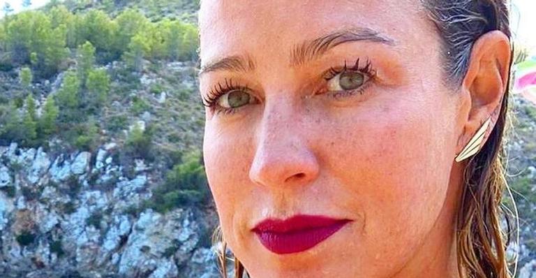 Aos 44 anos, Luana Piovani posa belíssima de maiô e deixa web babando com corpaço: ”Monumental”