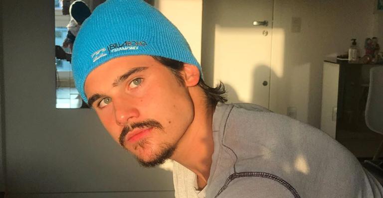 Nicolas Prattes posa coladinho a sua cadela e fãs elogiam: ”Vocês são tão fofos”