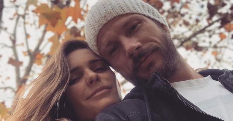 Rodrigo Hilbert relembra lindo clique ao lado de Fernanda Lima: ”Com meu amor”
