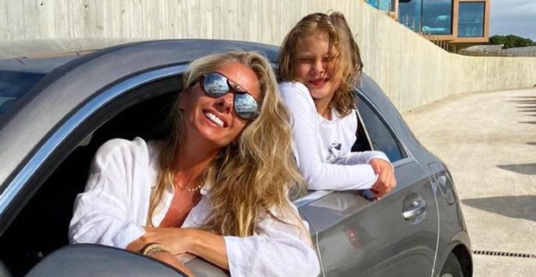 Galisteu posa de biquíni com o filho e se derrete: ”Amor que não se mede”