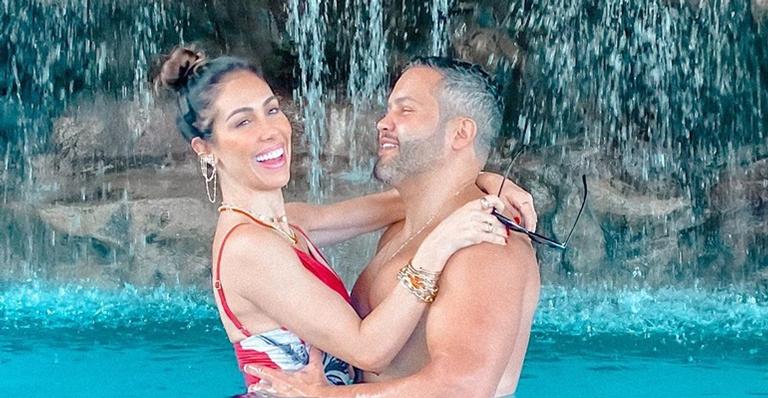 Durante viagem, Bella Falconi surge em momento romântico com o marido