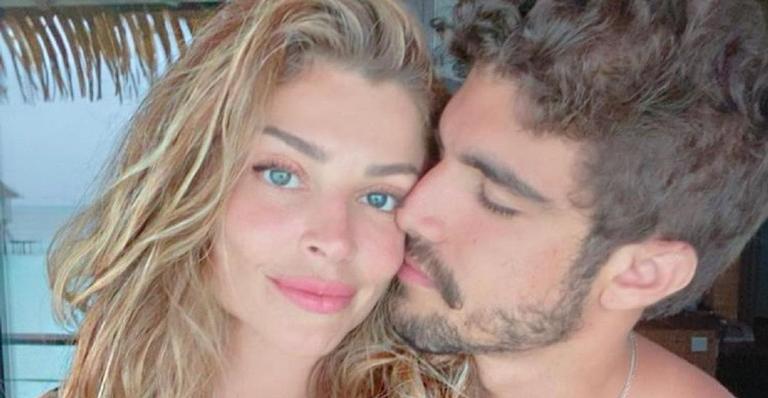 Caio Castro mostra o recado que Grazi Massafera deixou no pneu de seu carro de corrida