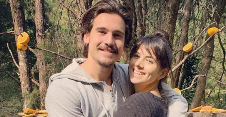 Nicolas Prattes posa sorridente ao lado da namorada