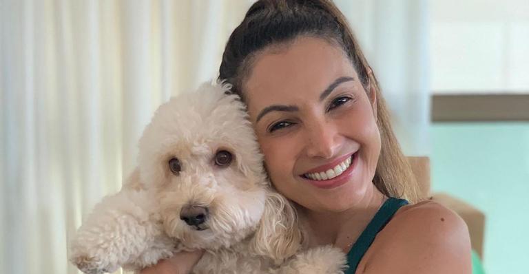 Patrícia Poeta ganha elogios da web ao surgir malhando ao lado de seu cãozinho: ”Coisa linda!”