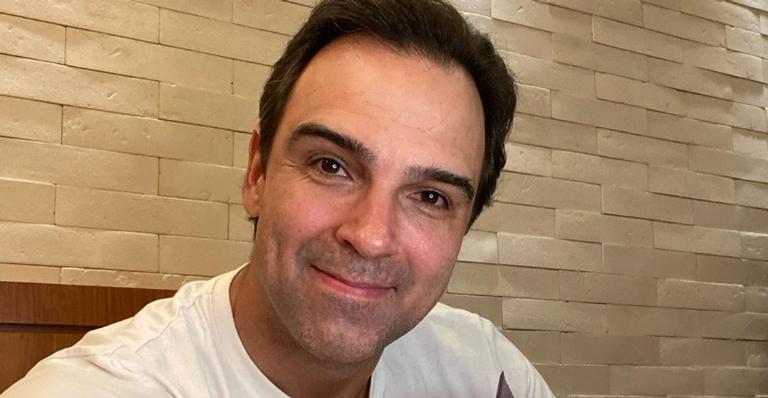 Tadeu Schmidt diverte a web ao fazer brincadeira com o calor: ”Já voltei pro ar-condicionado”