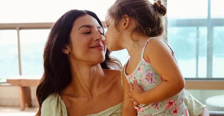 Yanna Lavigne posa com a filha em cachoeira e fala sobre as altas temperaturas