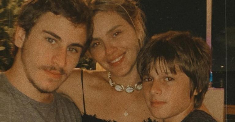 Carol Dieckmann surge de ponta cabeça brincando com os filhos: ”Sou mais feliz porque sou vocês”