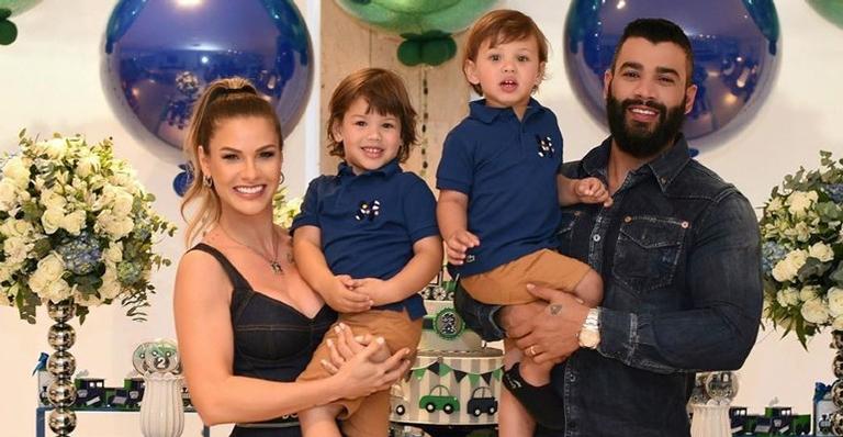 Gusttavo Lima posa com a família na frente de jatinho e detalhe rouba a cena