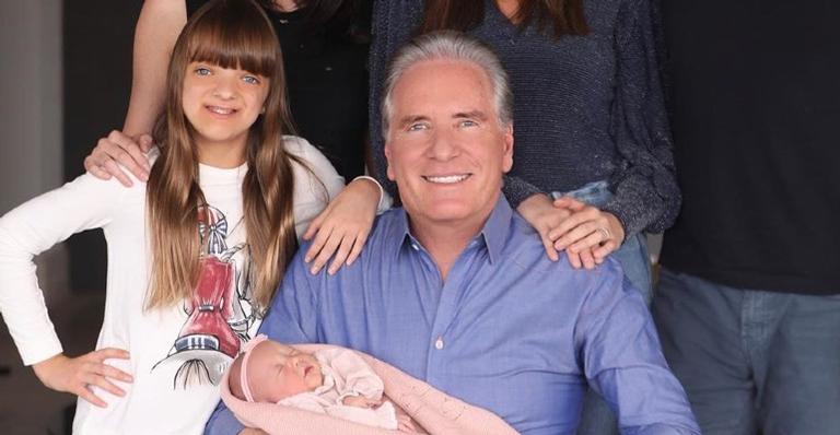Roberto Justus publica foto perfeita de Vicky no colo de Rafa: ”Irmãs curtindo juntas”