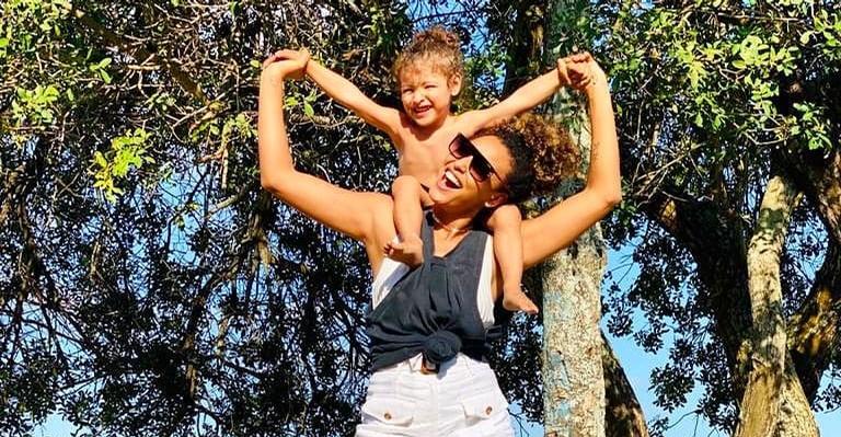 Sheron Menezzes aparece tomando café da manhã com o filho e se declara: ”Minha melhor companhia”