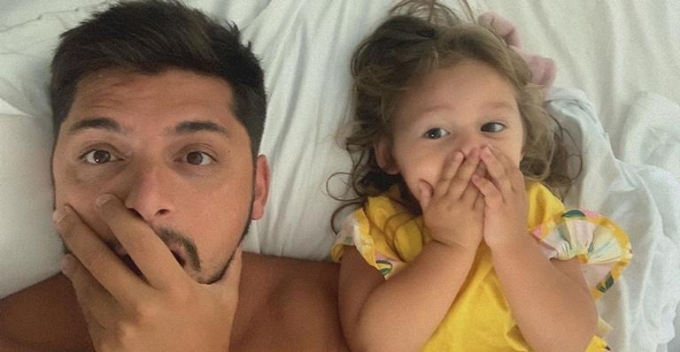 Bruno Gissoni posa com a filha, Madalena, na cama elástica e web se derrete: ”Cada dia mais linda”