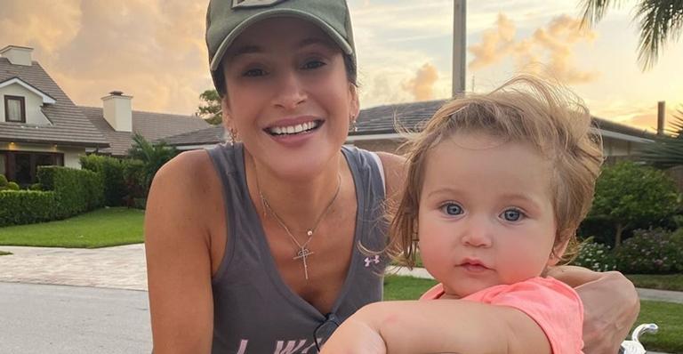 Claudia Leitte explode o fofurômetro ao postar foto ao lado do marido e da filha, Bela