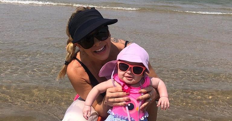 Dany Bananinha leva a filha, Lara, para conhecer a praia: ”Pezinho na água e gargalhou”